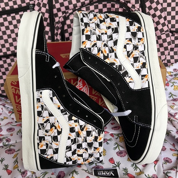 Vans Men’s Sk8-Hi
Checkerboard Koi/Black
VN0A7Q5NVG3
Sneakers - Picture 12 of 16